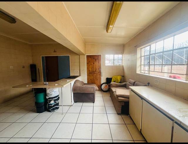 5 BEDROOM HOUSE FOR SALE IN KEMPTON PARK EXT 02